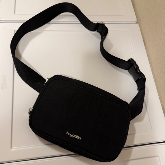 Baggallini Black Modern Belt Bag NWOT - Picture 6 of 14